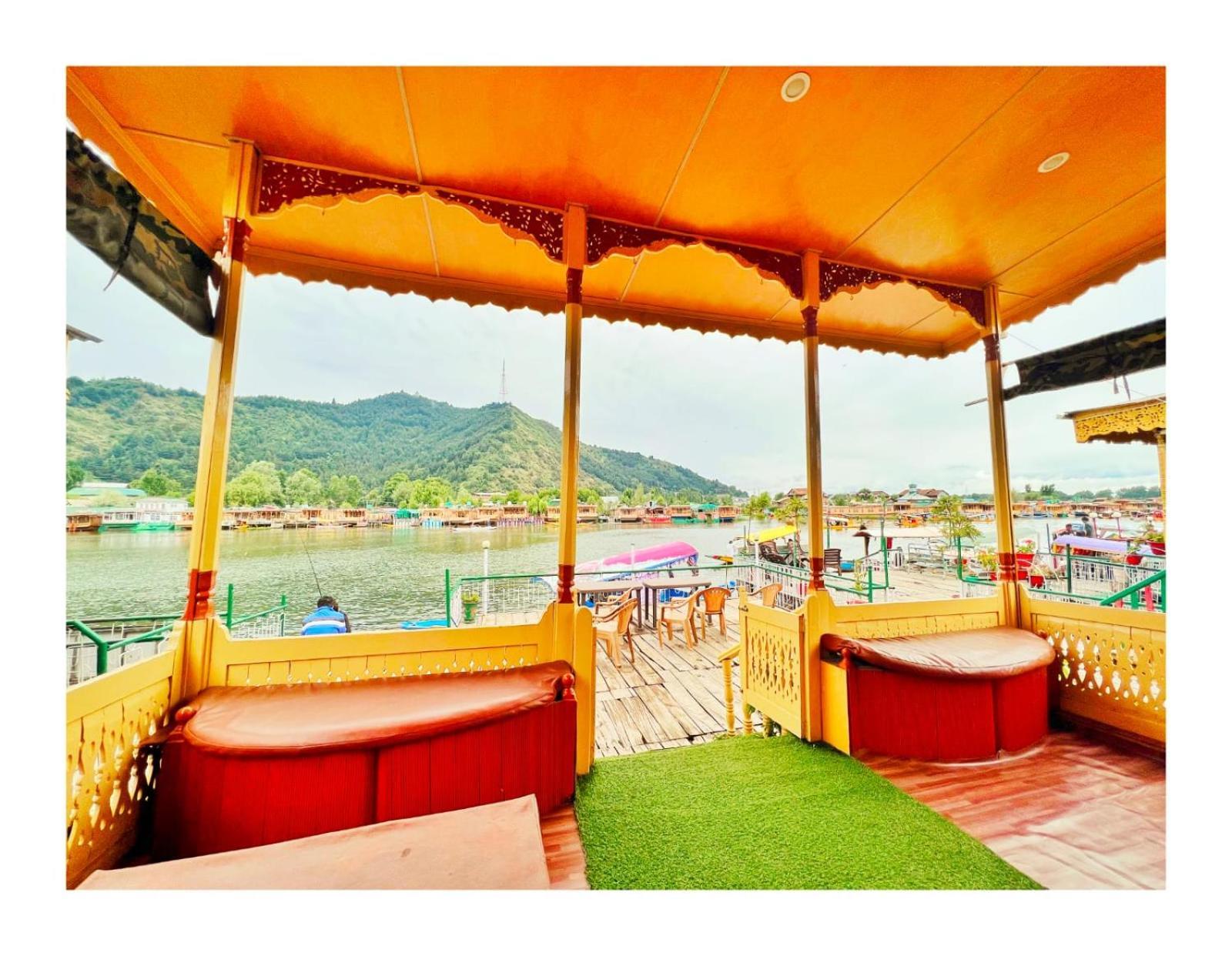 Hotel Mossess Group Of Houseboats Srīnagar Exterior foto
