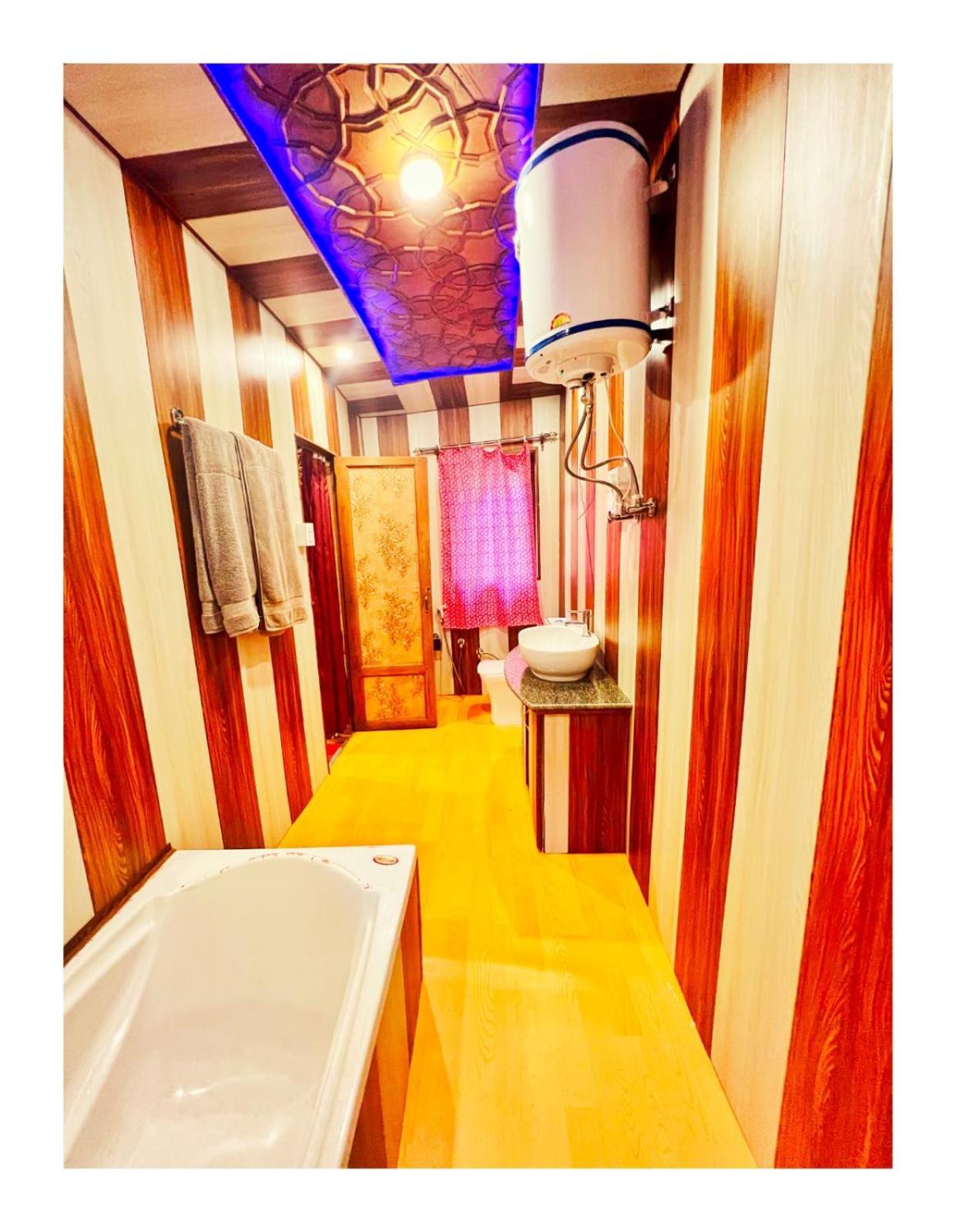 Hotel Mossess Group Of Houseboats Srīnagar Exterior foto